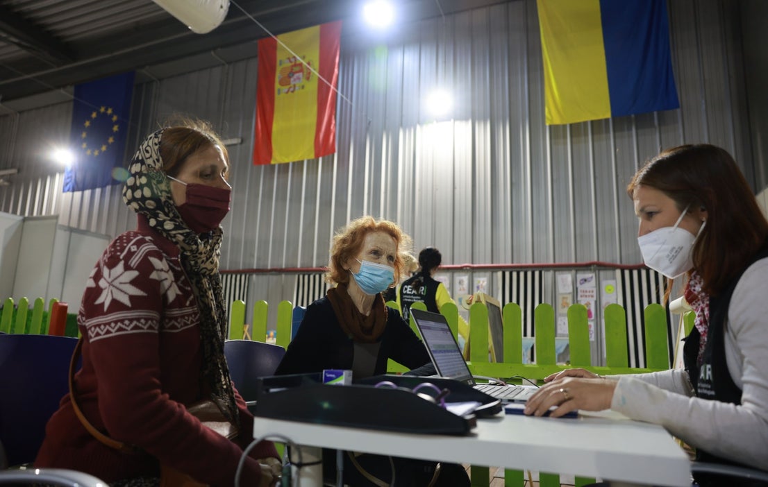 Spain's PM Pedro Sánchez has visited the facilities, where in two weeks some 2,200 people have already been helped, and to where prefabricated housing modules will be added to the Palacio de Ferias car park