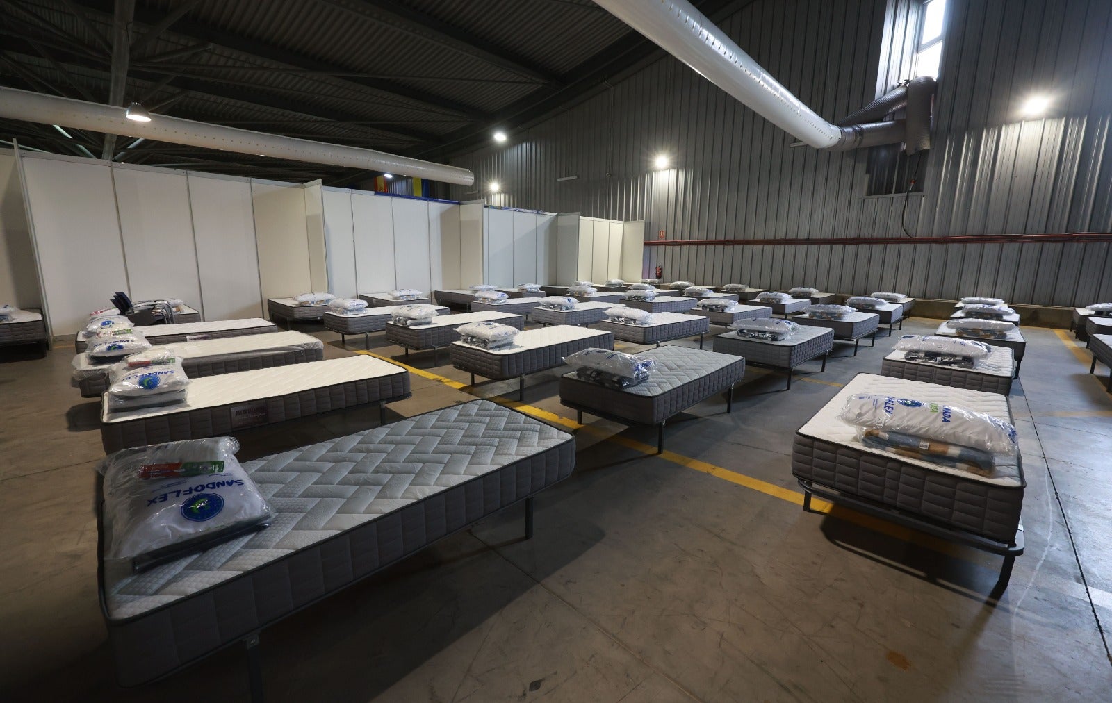 Spain's PM Pedro Sánchez has visited the facilities, where in two weeks some 2,200 people have already been helped, and to where prefabricated housing modules will be added to the Palacio de Ferias car park