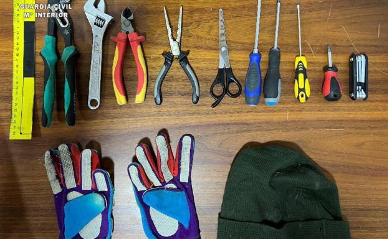 Items seized from the arrested man 