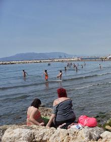 Imagen secundaria 2 - “Summer starts now": ‘Chiringuitos’ packed as sun-seekers flock to the Costa’s beaches