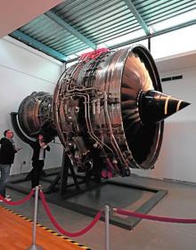 Imagen secundaria 2 - Some of the pieces on display, including the Airbus A380 engine.