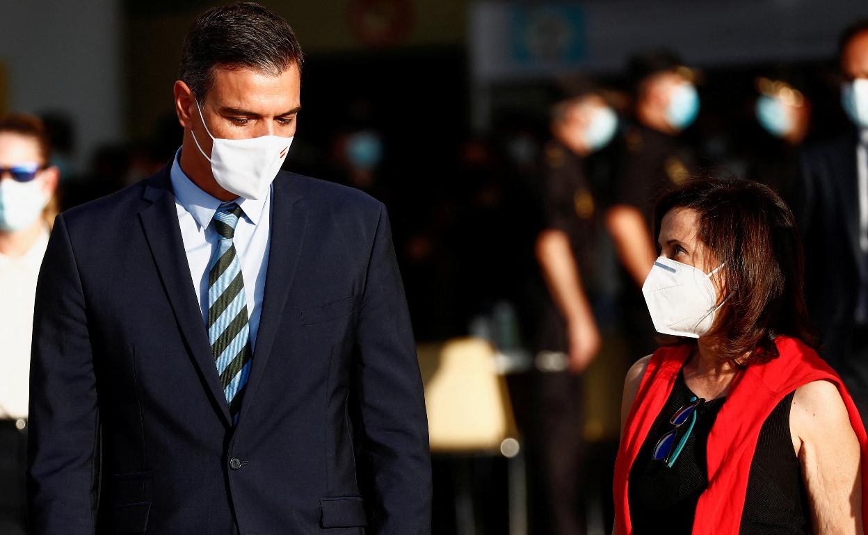 Prime minister Pedro Sánchez and Defence minister Margarita Robles. 