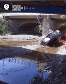 Imagen secundaria 2 - Four injured after car hits two pedestrians and plunges off a bridge in Estepona