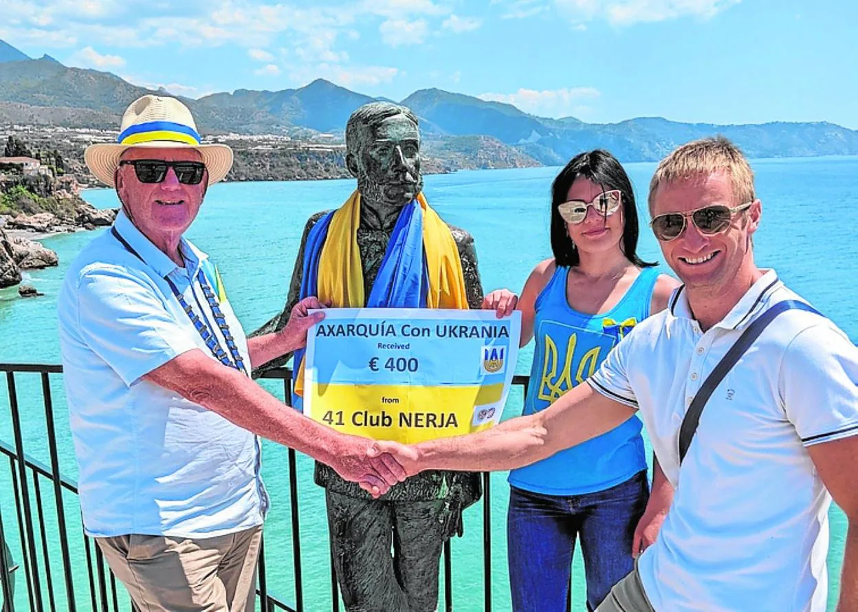 Peter, Yana and Gareth on the Balcón de Europa last Friday. 