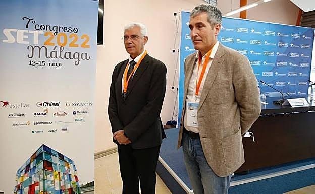 Doctors Hernández and Miñambres, before the start of the conference. 