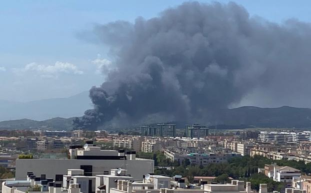 Imagen principal - Explosions and toxic smoke complicate fire fighting at Malaga scrapyard blaze, which is now controlled