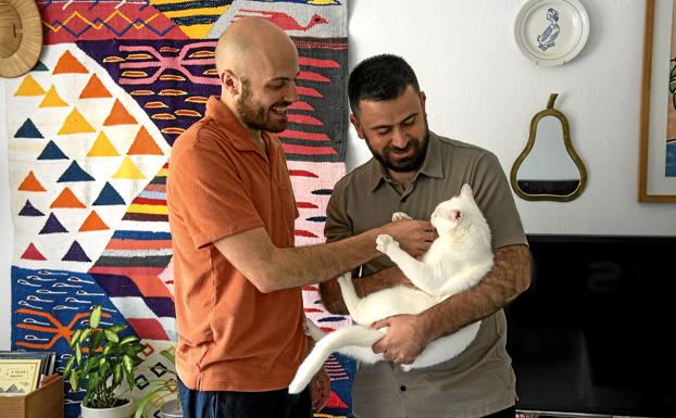 Juan Martín and Roberto Espartero, with their cat Nube.