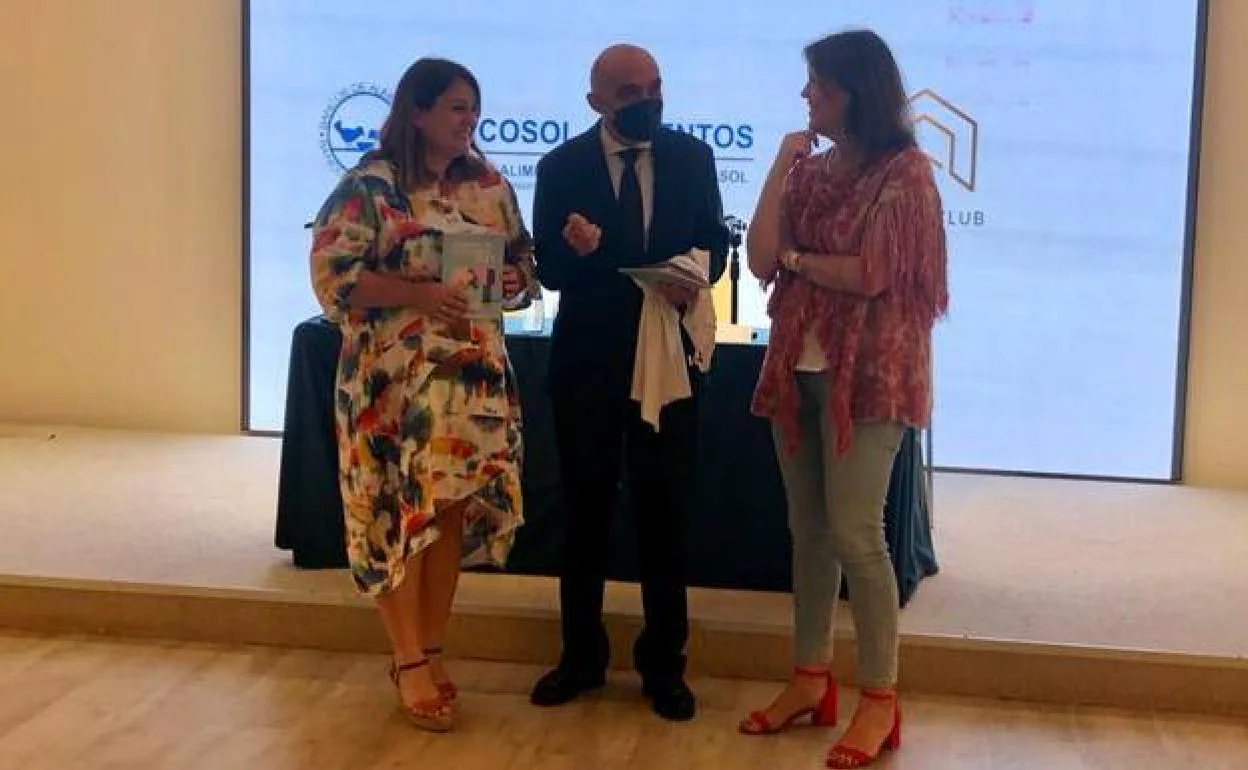 Natacha Rivas, Diego Vázquez and Carmen Casero, after the presentation. 