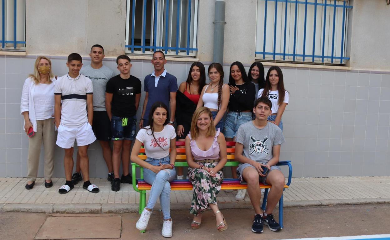Students from the Las Lagunas school with the bench in the LGBT+ colours. 