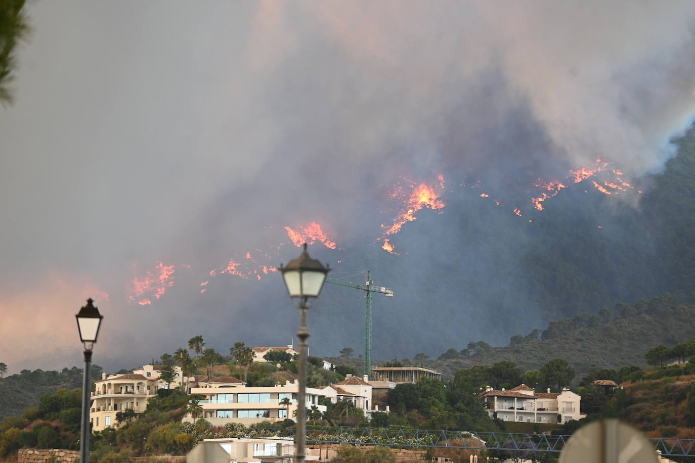 The flames were visible from several points in Malaga province.