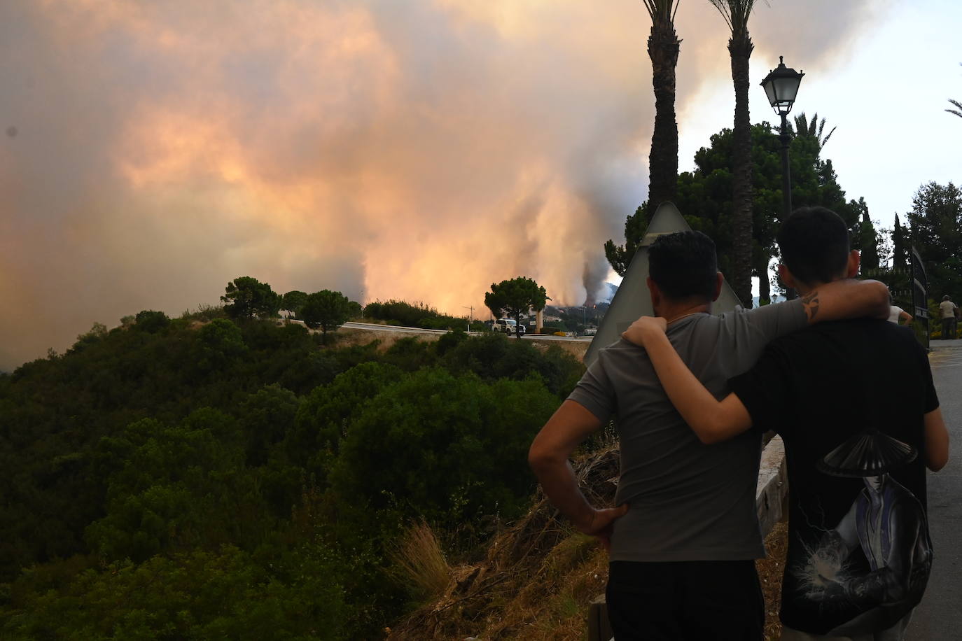 The flames were visible from several points in Malaga province.