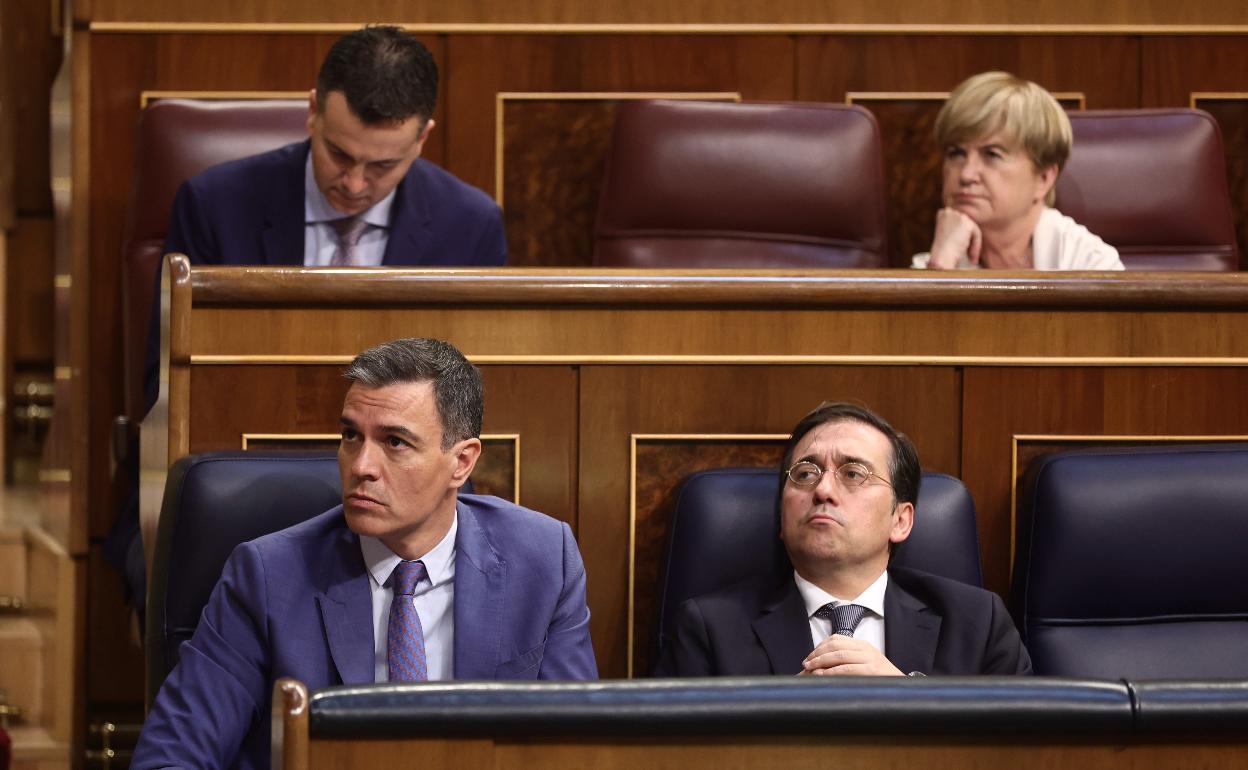 Prime minister Pedro Sánchez and the Minister for Foreign Affairs, José Manuel Albares. 