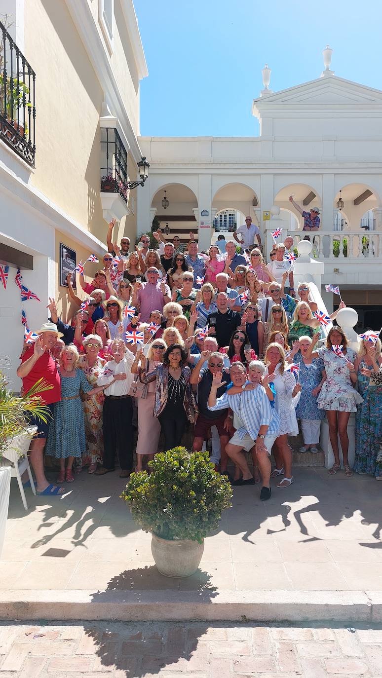 Supporting the Queen from Nueva Andalucía. Friends got together to celebrate the Platinum Jubilee at Elbanco in Nueva Andalucía, Marbella, on Saturday. The event was organised by Karen Danzig.