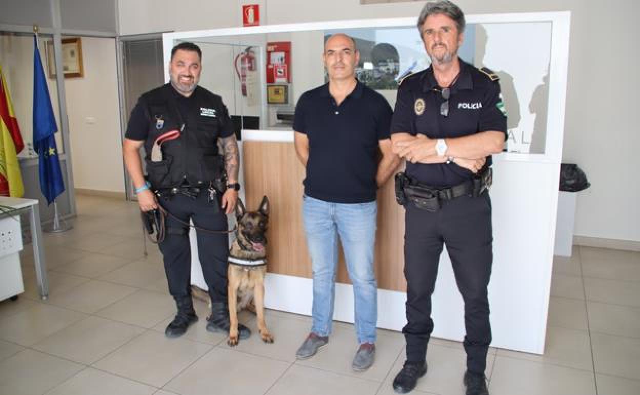 Barri with his handler and councillor for Security, Francisco José Pérez. 