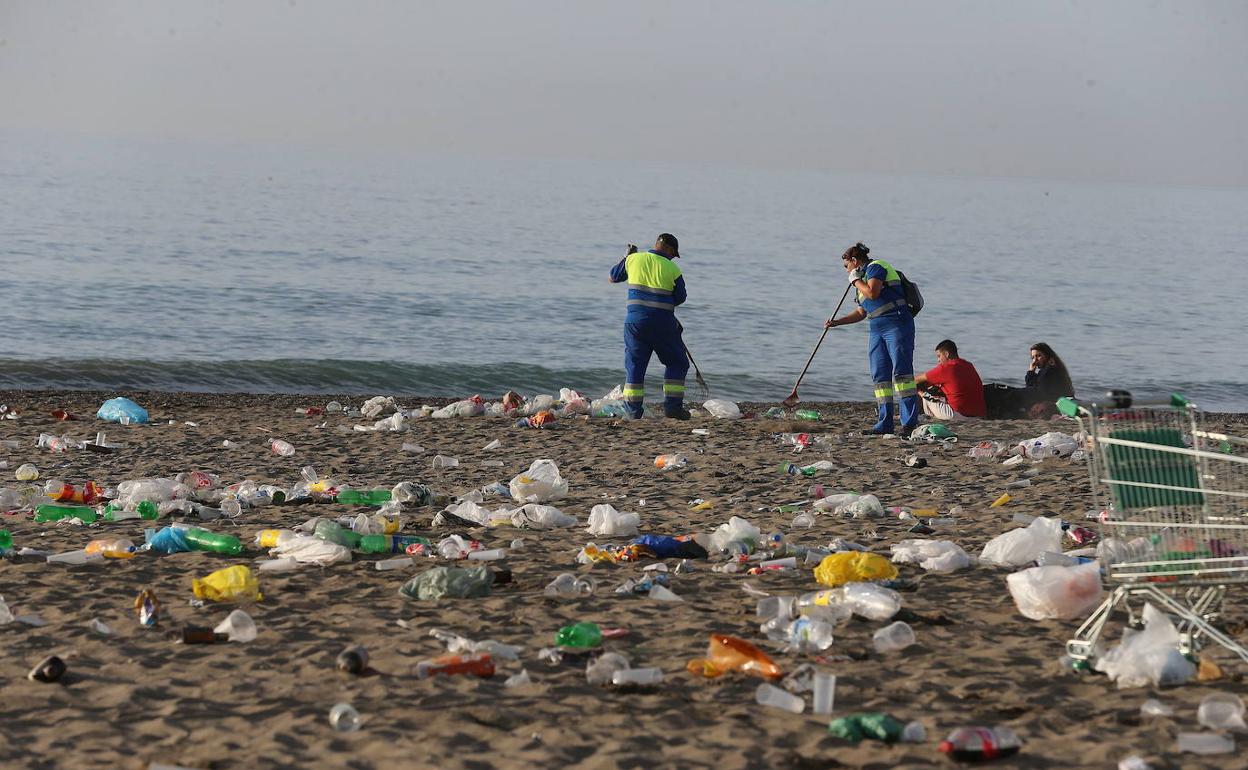 Rubbish left on a beach after a previous San Juan night 