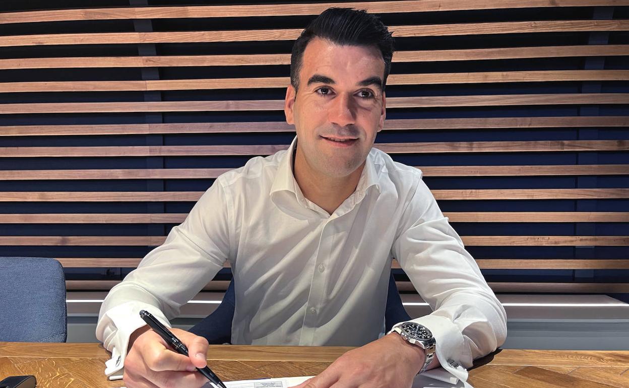 Manolo Reina signing his contract. 