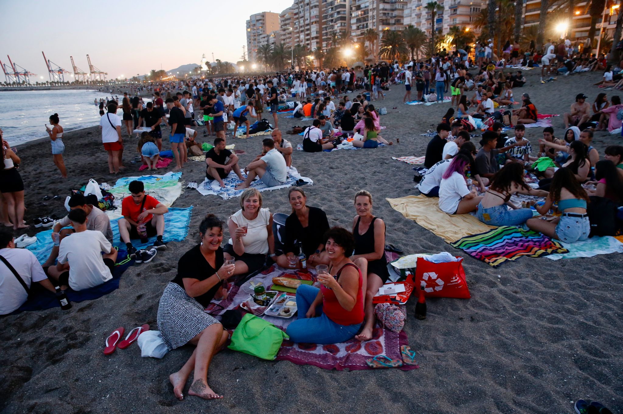 From Manilva to Maro, groups of families and friends celebrated the shortest night of the year around the bonfire.
