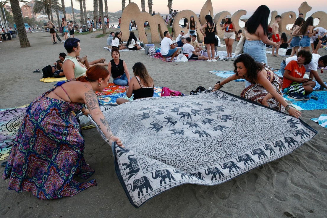 From Manilva to Maro, groups of families and friends celebrated the shortest night of the year around the bonfire.