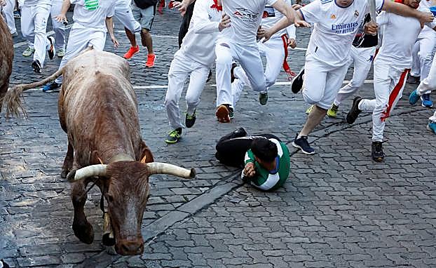 Imagen principal - Pamplona's bull-running festival returns after two-year Covid hiatus