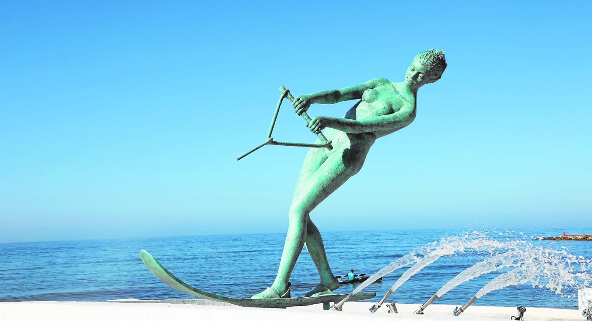 The sculpture of the waterskiing Venus has been restored. 