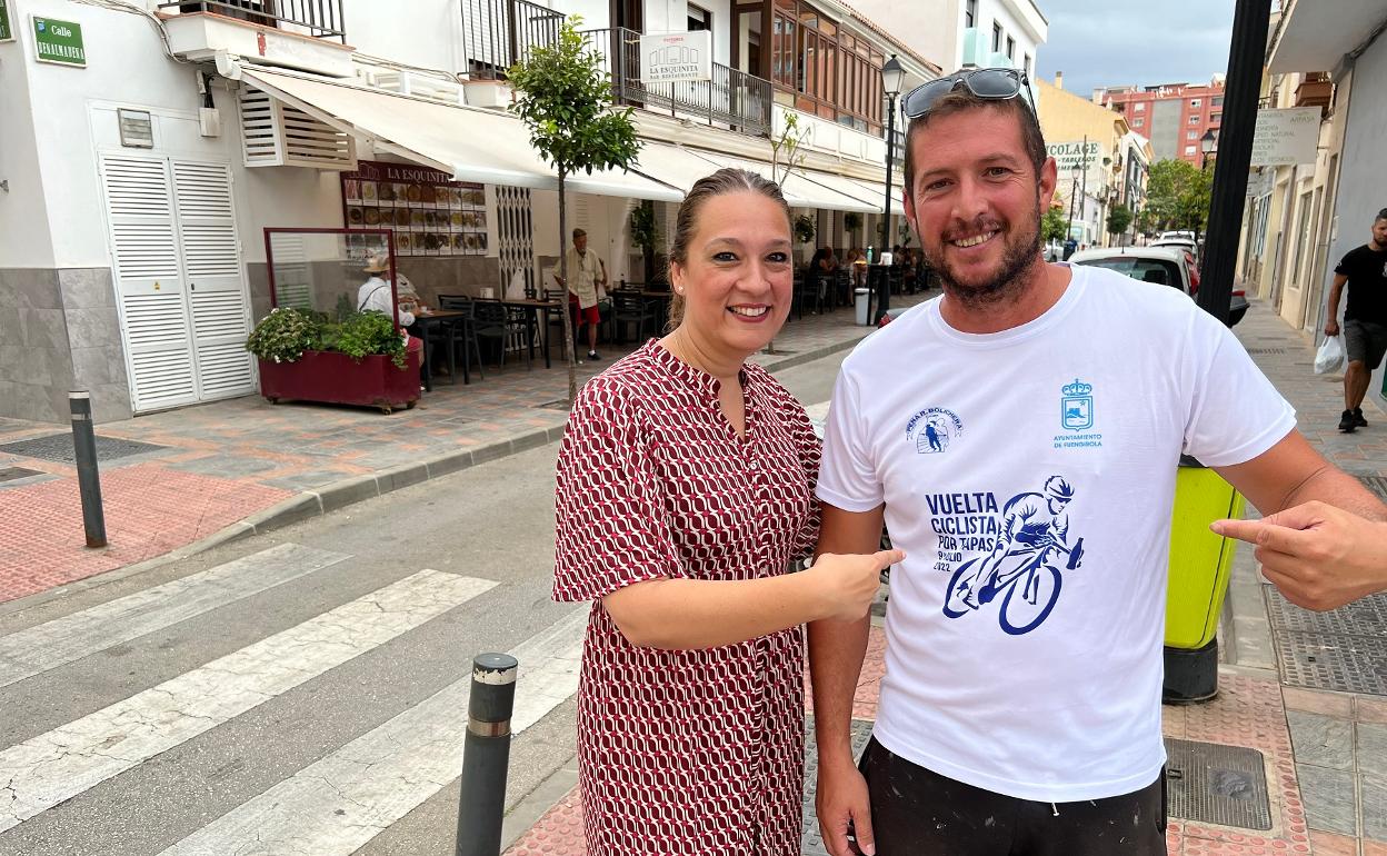 Rosa Ana Bravo with a representative of the Peña Recreativa Bolichera. 