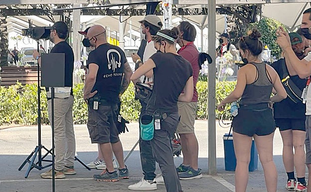 Imagen principal - Shooting of the new Netflix series Kaos, starring Hugh Grant, moves to the Axarquía