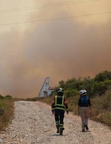 Imagen secundaria 2 - More than 1,300 evacuated and another thousand prepare to leave their homes due to advance of Sierra de Mijas fire