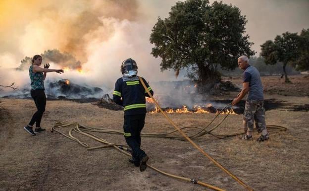 Huge wildfire in Spain claims two victims, a firefighter and a livestock farmer