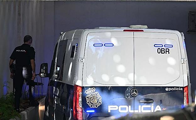 The detainees arriving at the Marbella courts in a police van. 