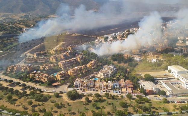 Five aircraft help tackle wildfire in Estepona
