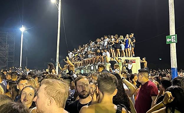 Imagen principal - People climbed onto the marquee and portable toilets to get a better view 