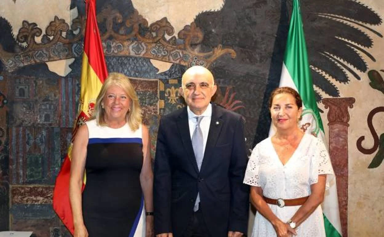 Marbella mayor Ángeles Muñoz, Bancosol president Diego Vázquez and the councillor for social rights, Isabel Cintado 