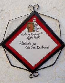 Imagen secundaria 2 - Inside the house, the exterior on Calle Sierra and a sign on the door 