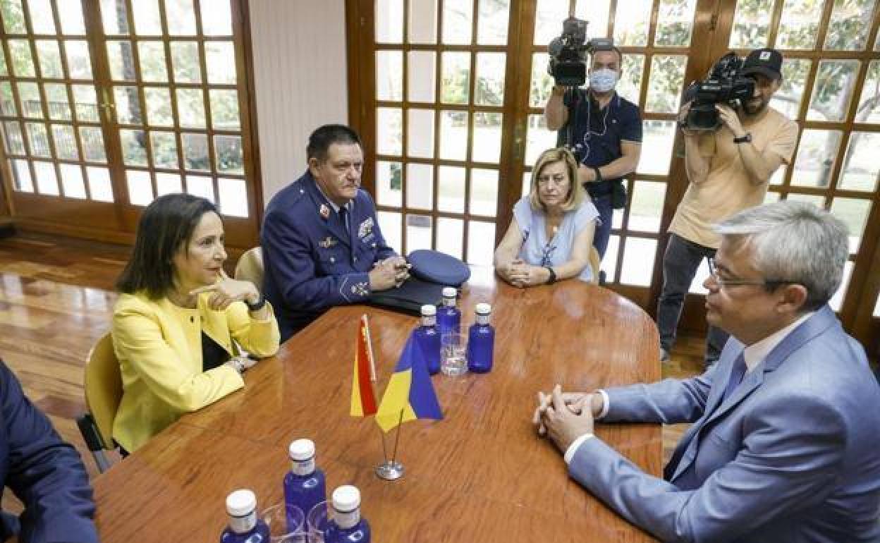 The meeting between the Minister (left) and the ambassador (right). 