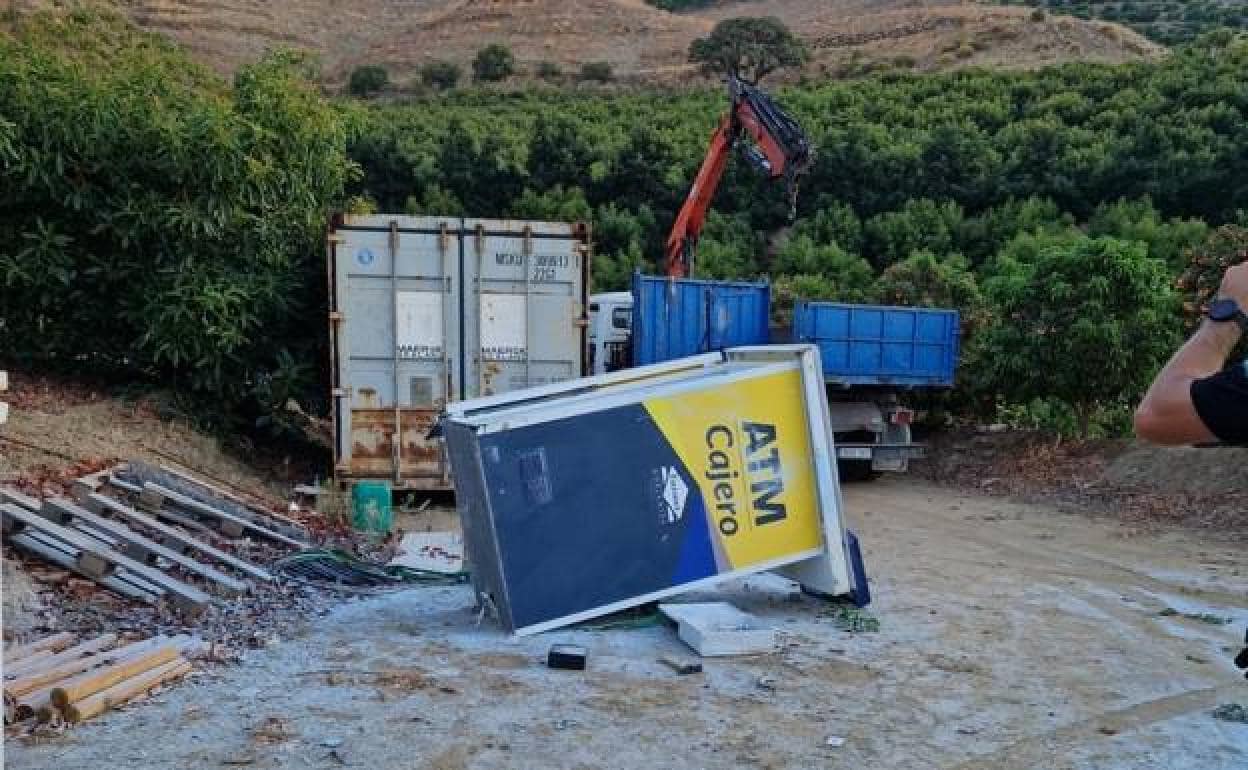 The cash machine and the lorry were both abandoned in an avocado plantation near Torrox 