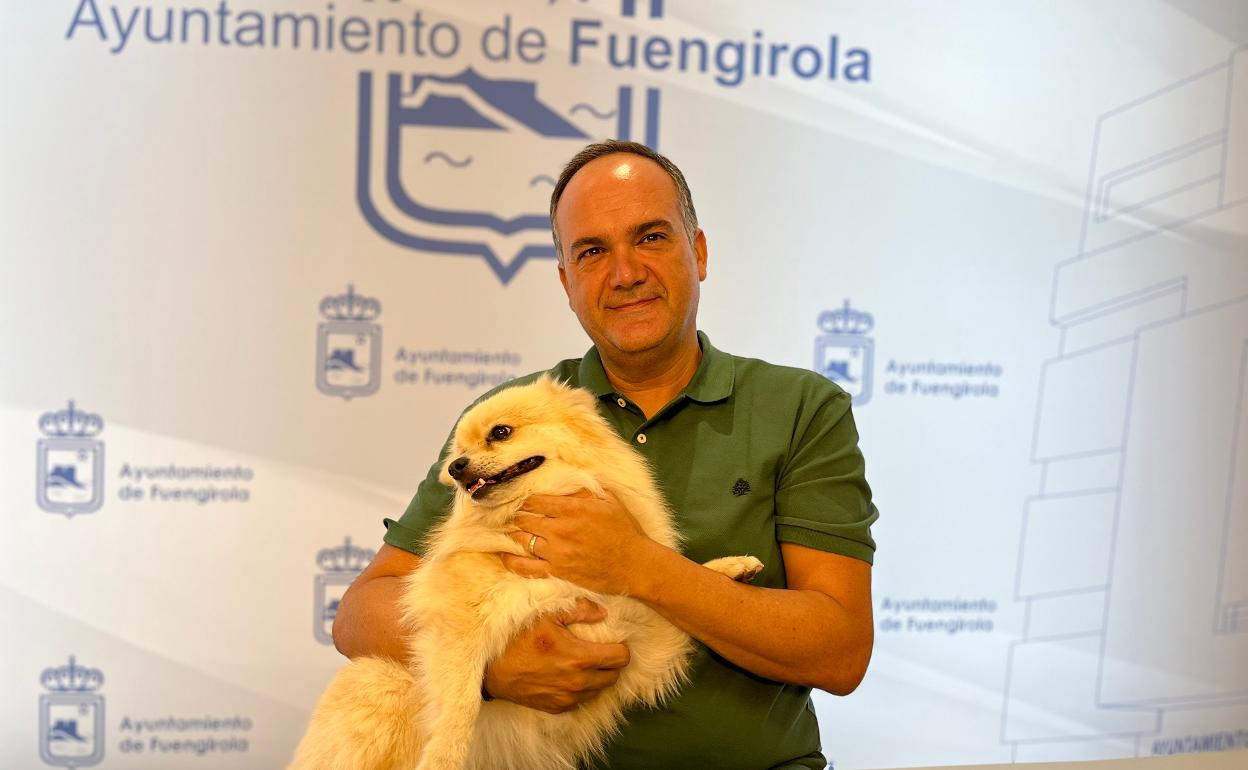 Councillor for Health, Francisco Javier García Lara, with the dog he adopted from the refuge. 