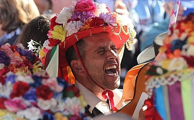 Verdiales headdress. 