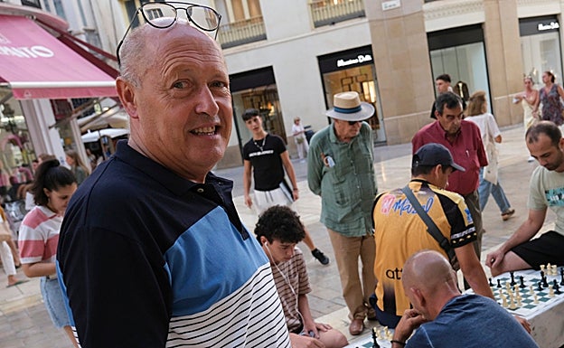 José Antonio Sánchez, promoter of the initiative, with several players in calle Larios. 