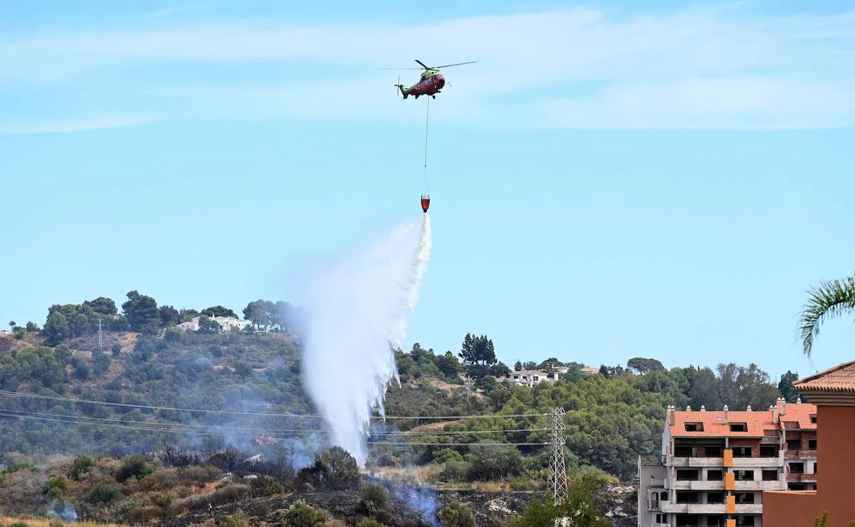 A helicopter operating in the area of ​​the fire. 