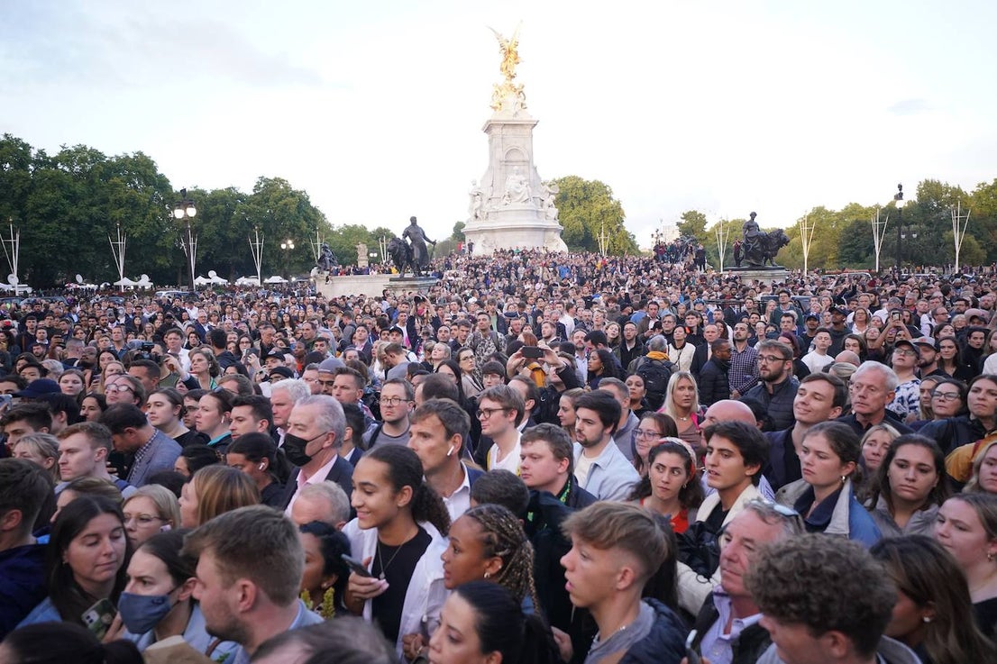 Fotos: Crowds in London mourn their queen... in pictures