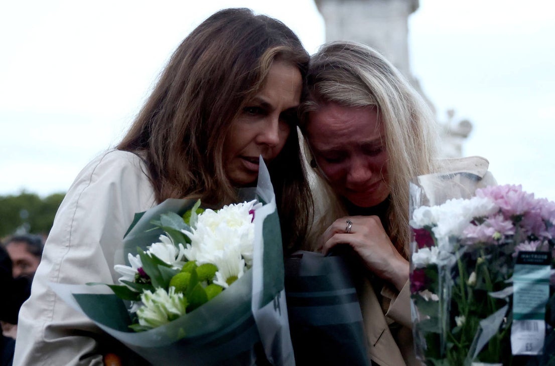 Fotos: Crowds in London mourn their queen... in pictures