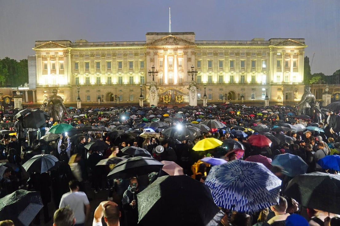 Fotos: Crowds in London mourn their queen... in pictures