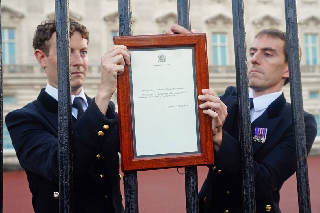 Fotos: Crowds in London mourn their queen... in pictures