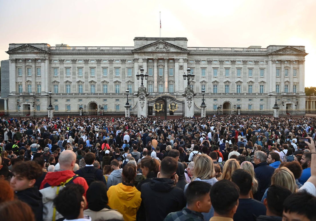 Fotos: Crowds in London mourn their queen... in pictures
