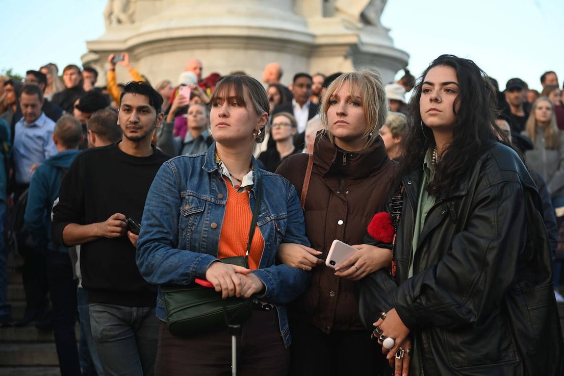 Fotos: Crowds in London mourn their queen... in pictures