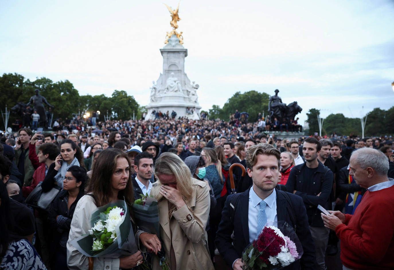 Fotos: Crowds in London mourn their queen... in pictures