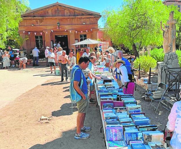 The book fair offered a wide selection of secondhand books. 