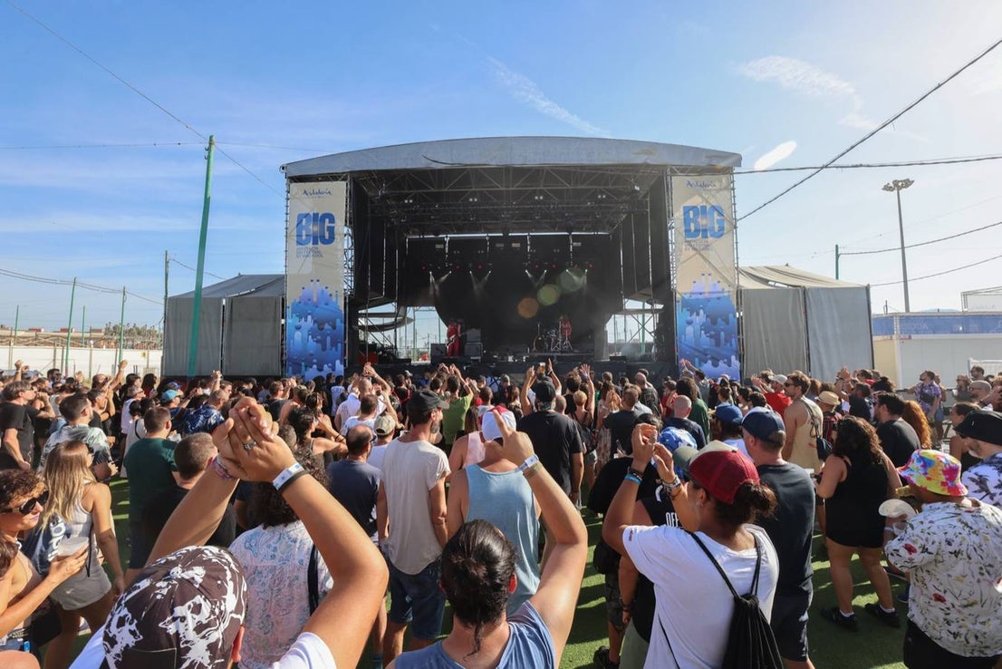 Niña Coyote eta Chica Tornado on Saturday