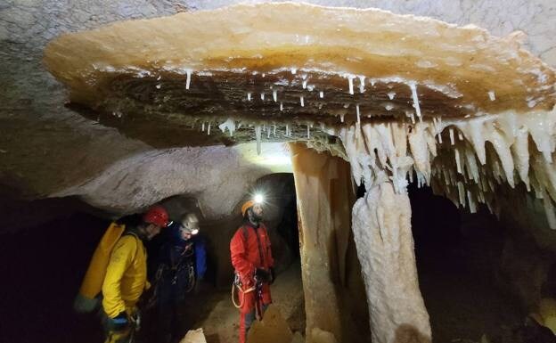 Members of the Spanish Speleology Association during an investigation 