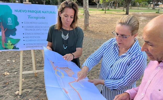 Mayor Ana Mula (C) views the plans of the proposed new leisure area. 